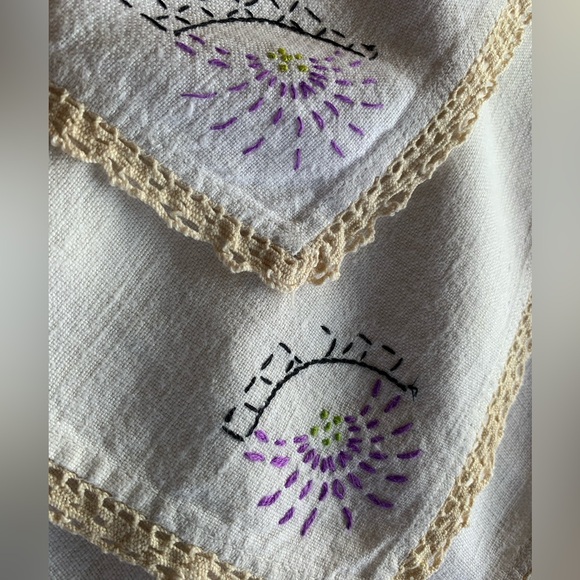 Elegant set of 6 hand embroidered natural linen cloth napkins with crochet edge - Picture 5 of 7